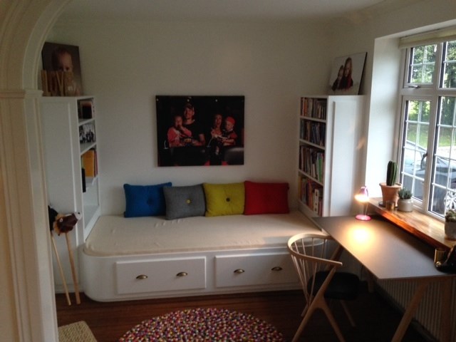 Billede 1 af Sovebriks med indbyggede hyldeskabe i siderne og skuffer under sengen af Piihl & Søn